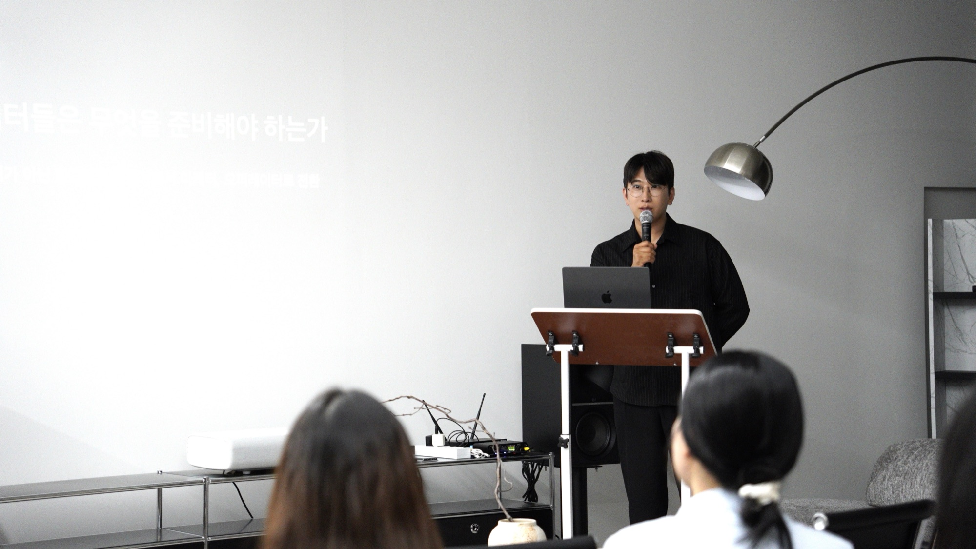 강민준 대표 — 강연대에서 발표하는 모습