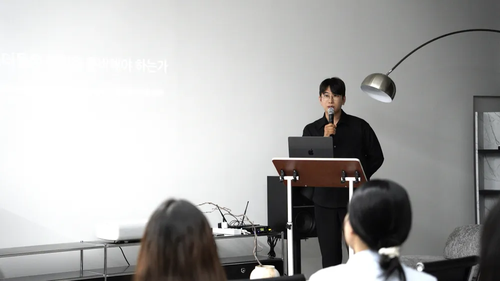 Kang Minjun ประธานเจ้าหน้าที่บริหาร ขณะบรรยายบนเวที