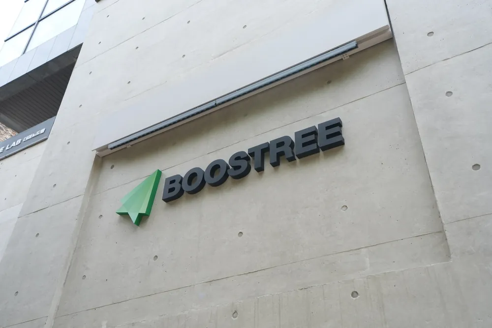 ป้าย BOOSTREE บนผนังอาคาร Oreum Building ย่านฮับจอง เขตมาโป