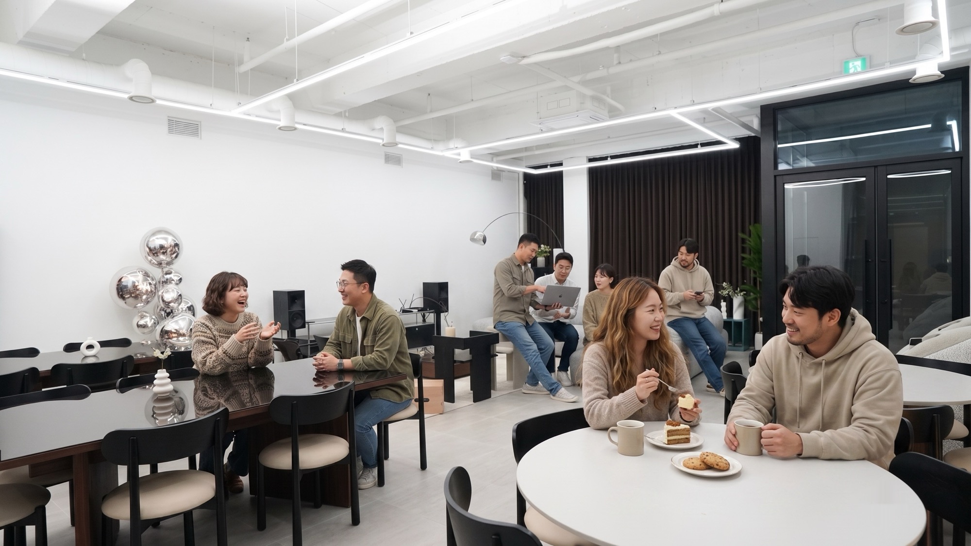 카페형 라운지 테이블에서 커피와 디저트를 두고 쉬는 부스트리 팀