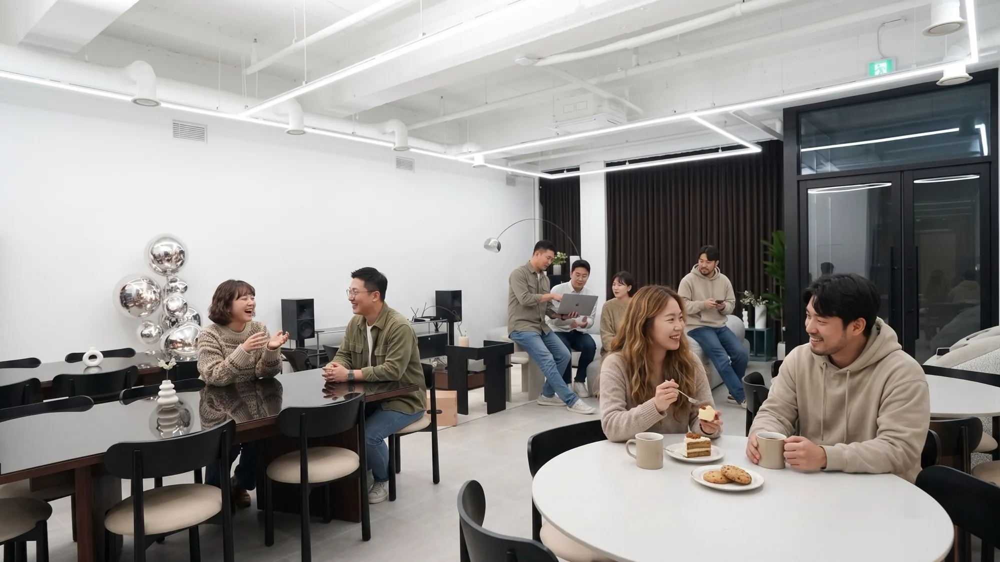 ทีม Boostree พักดื่มกาแฟและของหวานที่โต๊ะในเลานจ์สไตล์คาเฟ่