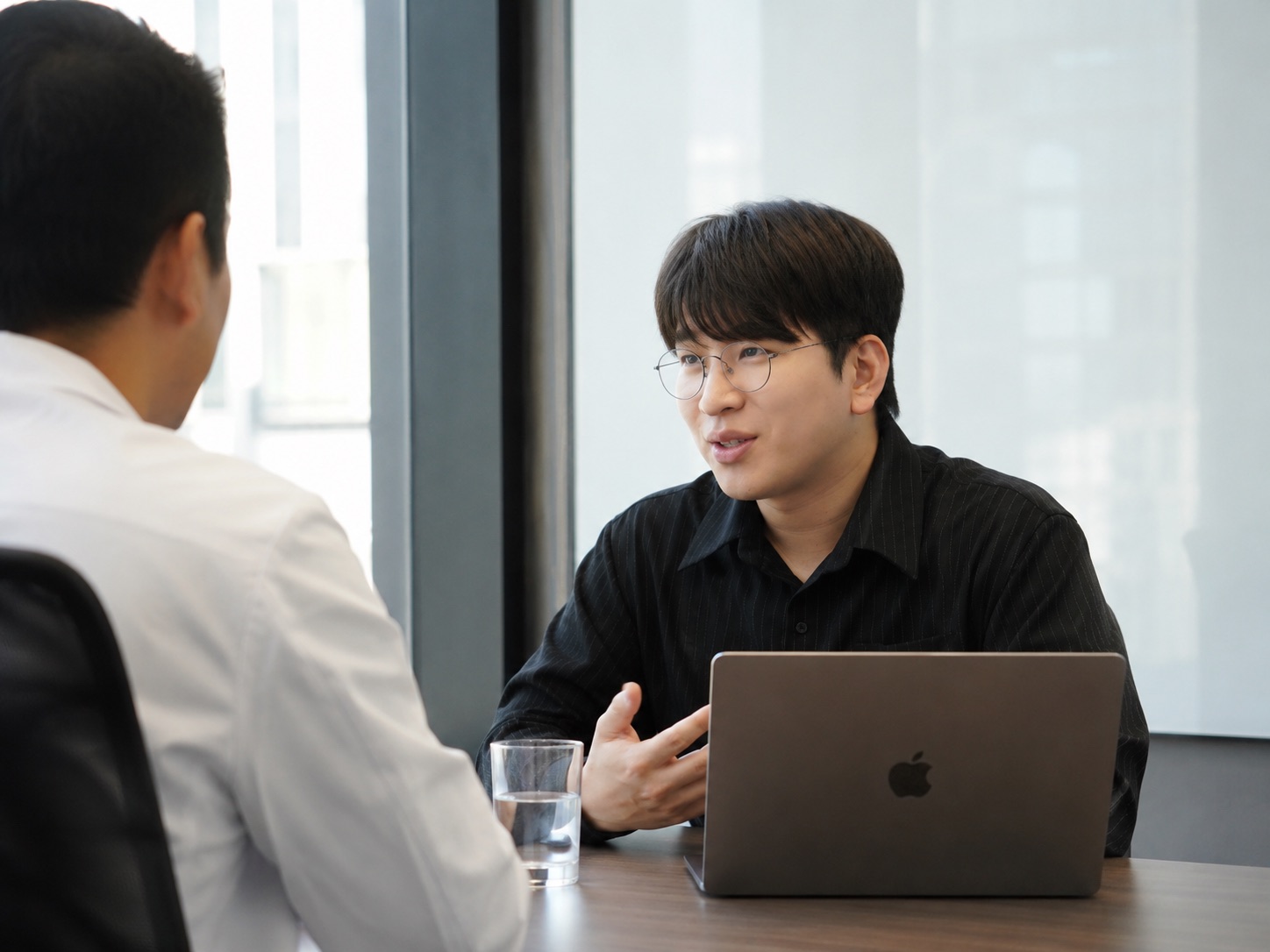 강민준 대표 — 미팅룸에서 원장님과 이야기하는 모습
